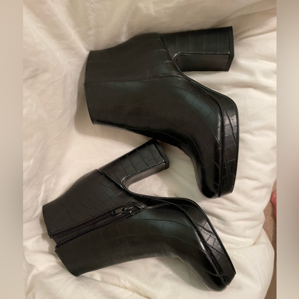 Black Croc Pattern Ankle Boot - image 3
